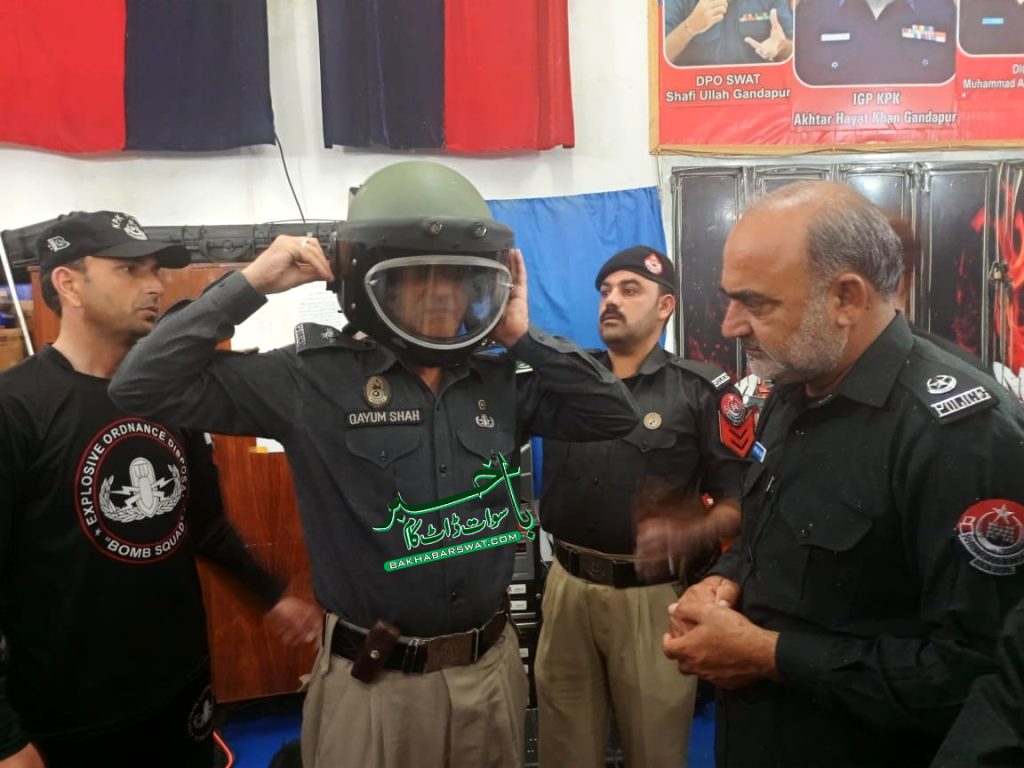 سوات، ڈی پی اُو ڈاکٹر زاہداللہ مروت کا بم ڈسپوزل یونٹ کا معائنہ