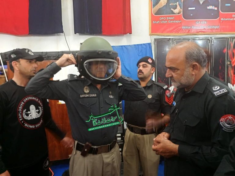 سوات، ڈی پی اُو ڈاکٹر زاہداللہ مروت کا بم ڈسپوزل یونٹ کا معائنہ
