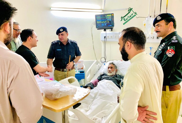 سوات، ڈی پی اُو کا زخمی سپاہی کی عیادت کے لیے ہسپتال کا دورہ