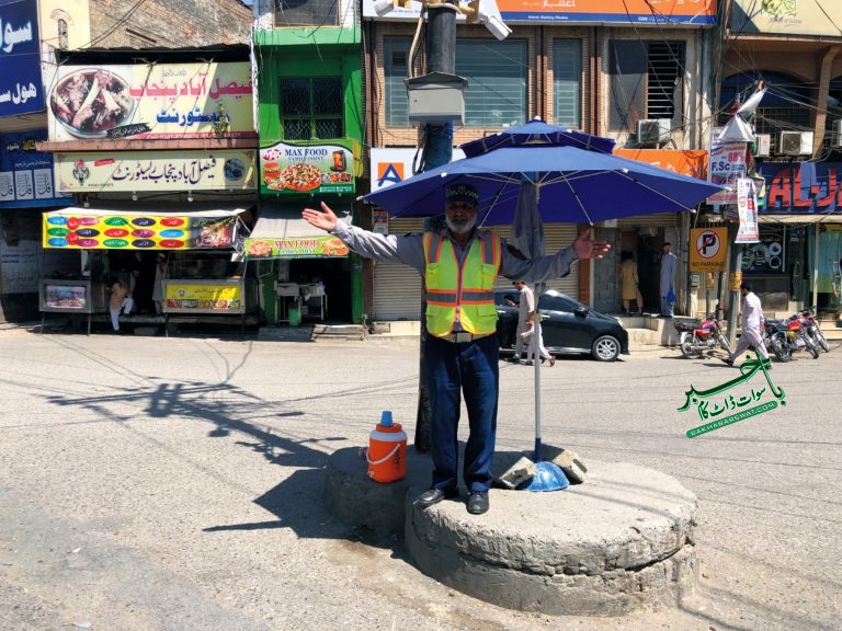 چوراہوں میں ڈیوٹی انجام دینے والے ٹریفک اہلکاروں میں چھتریاں اور پانی کے کولر تقسیم