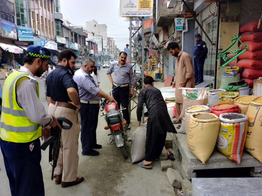 سوات ٹریفک پولیس کی جانب سے تجاوزات کے خلاف آپریشن جاری