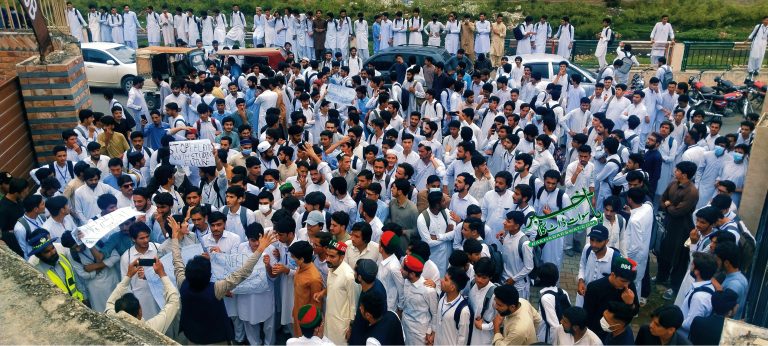 مختلف کالجوں اور سکولوں کے طلبہ کا سوات بورڈ انتظامیہ کے خلاف مظاہرہ