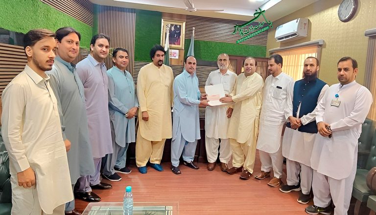 سوات یونیورسٹی، چیئرمین زکوٰۃ کمیٹی نے وائس چانسلر کو وظائف کے لیے چیک پیش کیا