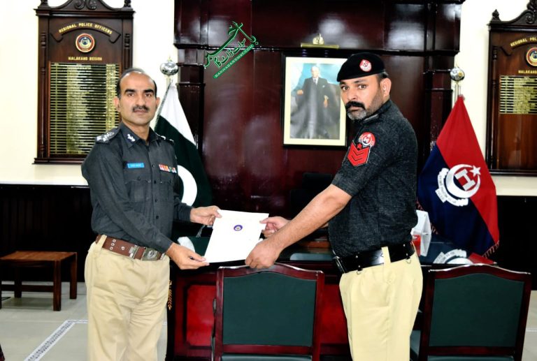سوات، بچی کو بچانے والا پولیس اہلکار توصیفی سند و انعام سے نوازا گیا