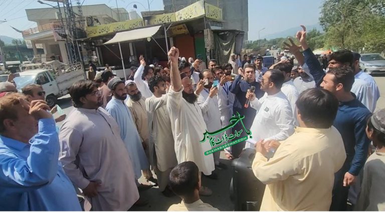 قمبر بائی پاس، جنرل بس سٹینڈ کی ممکنہ منتقلی کے خلاف احتجاج، روڈ بند