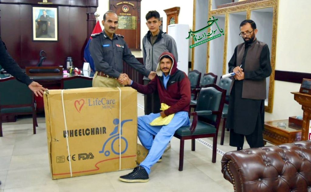 سوات، معذور پولیس اہلکاروں میں آر پی او ملاکنڈ کے ہاتھ ویل چیئرز تقسیم