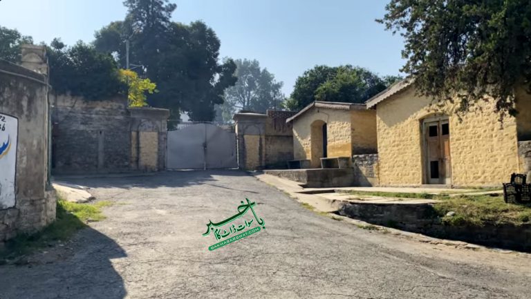 شاہی محل تنازع، فریقین کے ایک دوسرے پر فائرنگ کے الزامات
